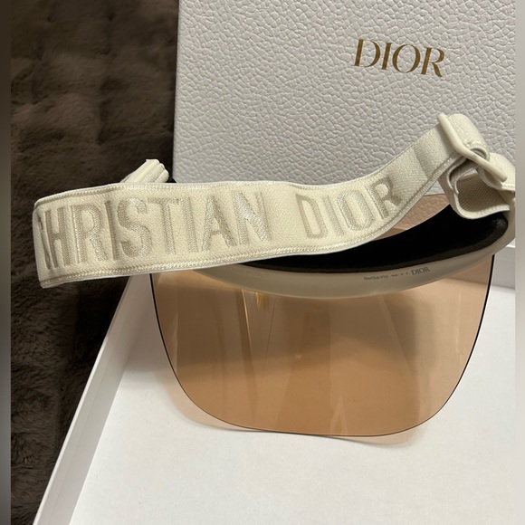*NWT* CHRISTIAN DIOR UNISEX VISOR IN SOLD OUT PEACH/WHITE COMBINATION. MUST SEE! - Picture 3 of 11